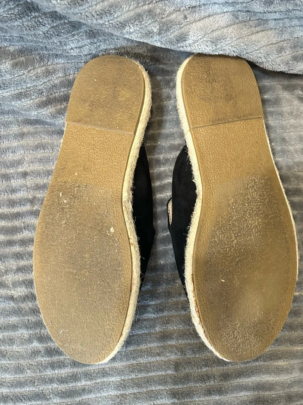 Women’s Black Slip-Ons EUC